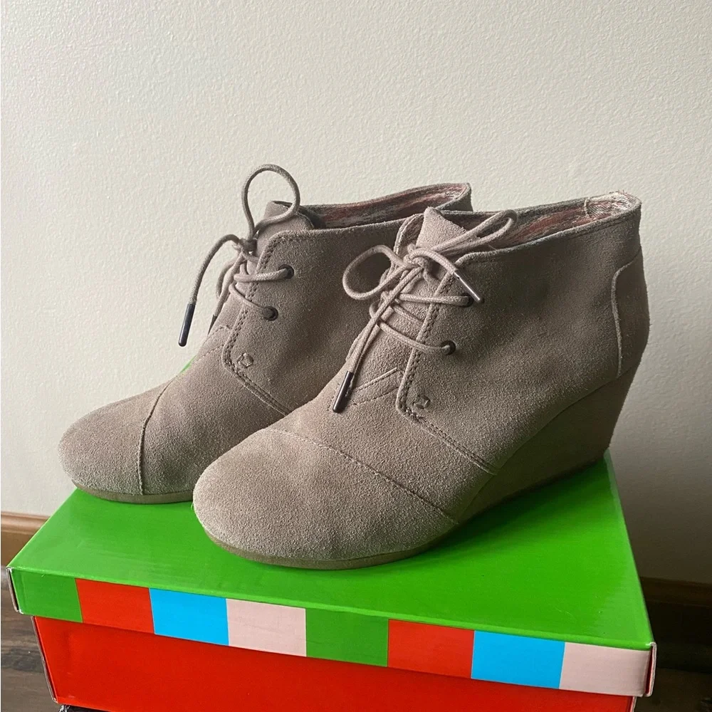 TOMS suede booties in light tan/grey, women’s US 10 - Picture 4 of 6